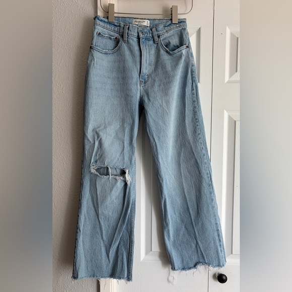 Abercrombie & Fitch Denim - Abercrombie & Fitch 26” Inseam The 90s Relaxed Jean Hivh Rise Light Wash Busted